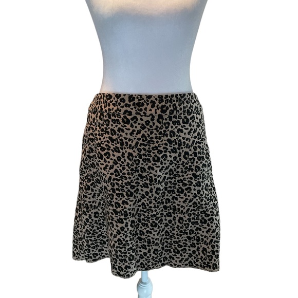 LOFT Dresses & Skirts - Loft Leopard Print Above the Knee Stretchy Lined Skirt with Side Pockets 12P